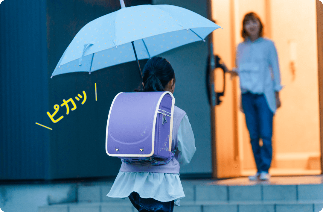 視界の悪い雨の日でも薄暗い夕方も、遠くから視認しやすくドライバーの注意を引きます