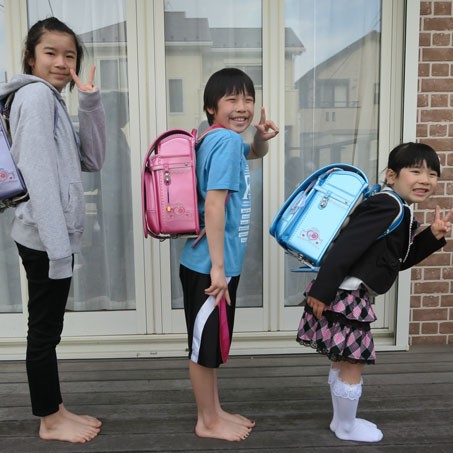 紺 水色系 ブルー アクア サックス ネイビー 女の子用のランドセル を選んだおともだちの声 フィットちゃんマガジン 190種類50色から選べる人気のフィットちゃんランドセル 公式サイト 紺 水色系 ブルー アクア サックス ネイビー 女の子用のランドセル を選んだおともだちの声 フィットちゃんマガジン 190種類50色から選べる人気のフィットちゃんランドセル 公式サイト